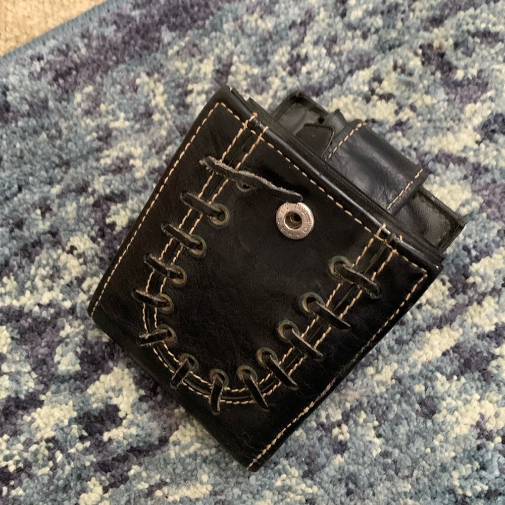 Leather wallet with braided pattern